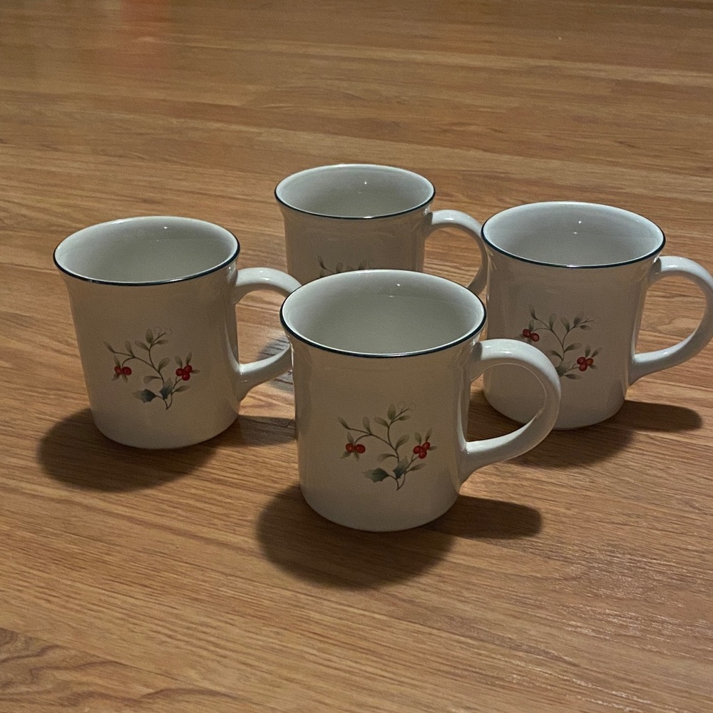 Pfaltzgraff Winterberry Set of Four Mugs